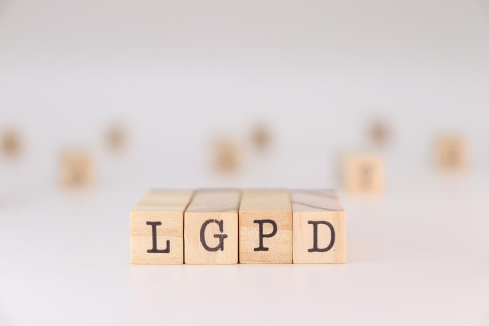 Imagem de blocos de madeira com as letras "L", "G", "P" e "D", representando a LGPD, Lei Geral de Proteção de Dados.